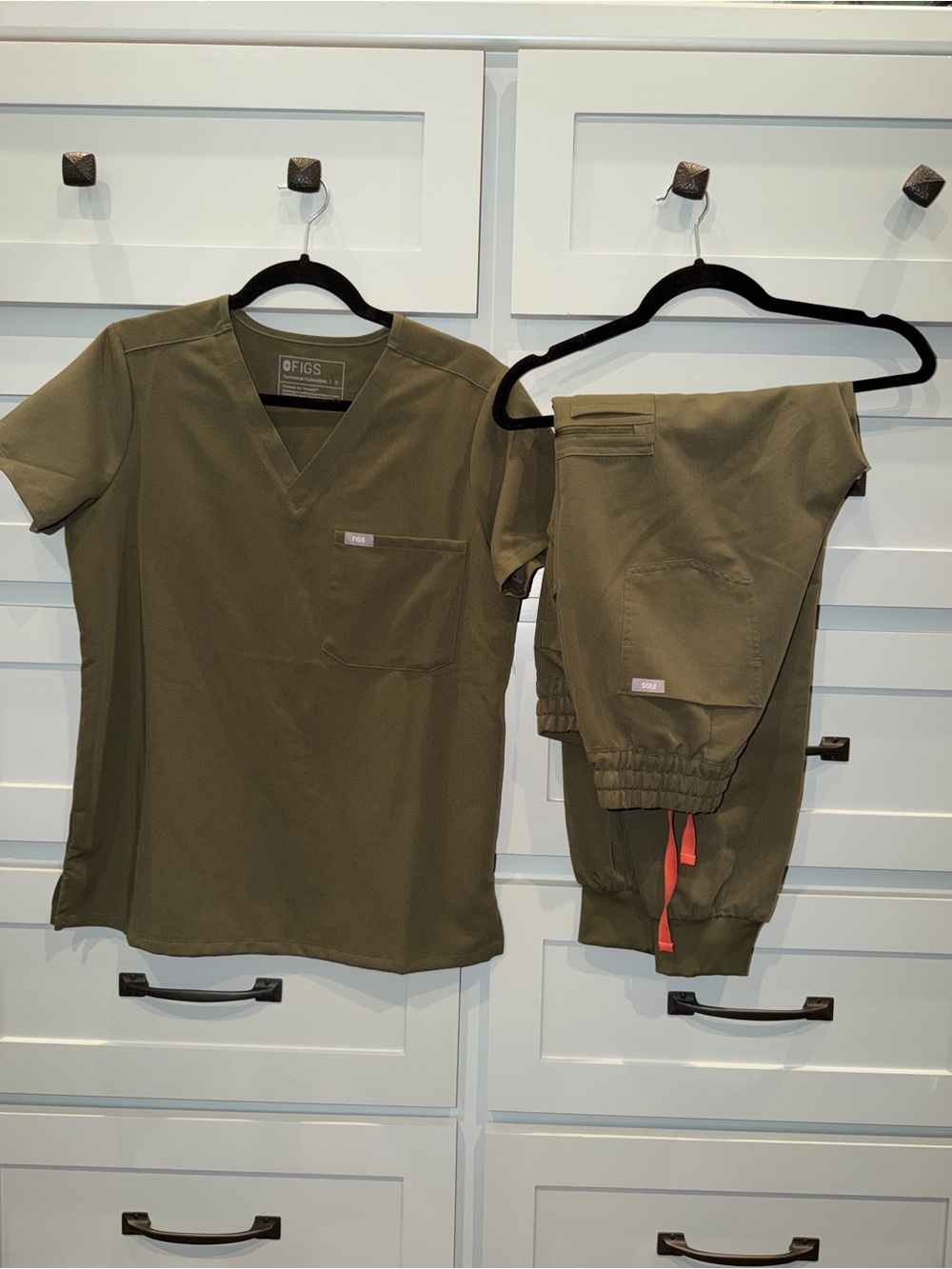 FIGS spruce Scrub Set - Catarina top & uman relaxed Jogger Pants